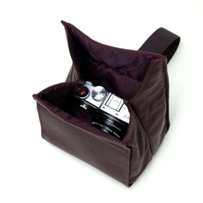 Artisan & Artist ACAM-77 Leather Camera Pouch - Brown